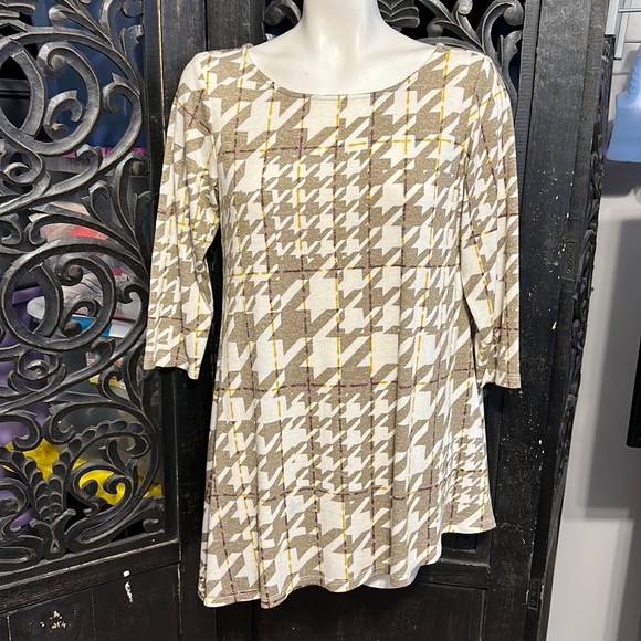 Attitudes by Renee Collection Casknit Asymmetrical Plaid / Herringbone Shirt. - Picture 1 of 10